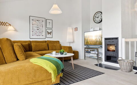 Isbiorn - 300M from the Sea: Mueble, Diseño De Interiores, Sofá, Piso, Suelo, Sala, Habitación, Madera, Suelos De Madera, Techo