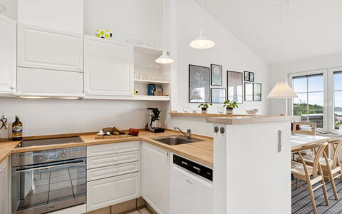 Isbiorn - 300M from the Sea: Cocina, Mueble, Mostrador, Piso, Diseño De Interiores, Gabinetes, Aparato De Cocina, Suelo, Madera, Techo