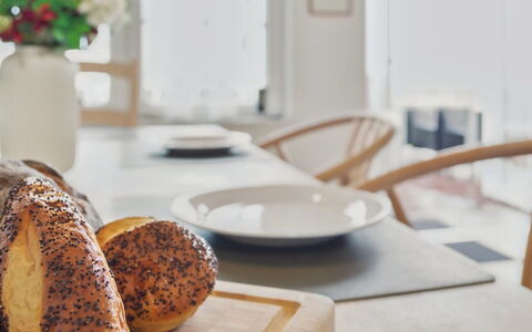 Isbiorn - 300M from the Sea: Mueble, Vajilla, Mesa, Utensilios Para Servir, Comida, Vajilla, Drinkware, Plato, Ingrediente