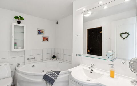 Isbiorn - 300M from the Sea: Diseño De Interiores, Arreglo De Tubería, Baño, Piso, Techo, Bañera, Suelo, Grifo, Plomería, Habitación