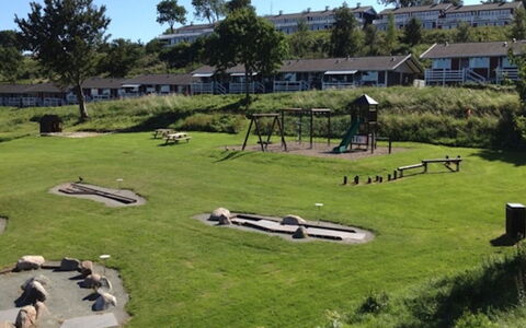 Isbiorn - 300M from the Sea: Hierba, Césped, Recreación, Parque, Jardín, Yarda, Paisajismo, Patio Interior