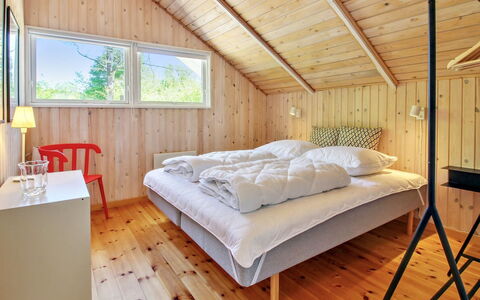 Jaakob - 30Km from the Sea: Madera, Habitación, Diseño De Interiores, Cama, Mueble, Casa, Sábana, Lecho, Techo, Linos