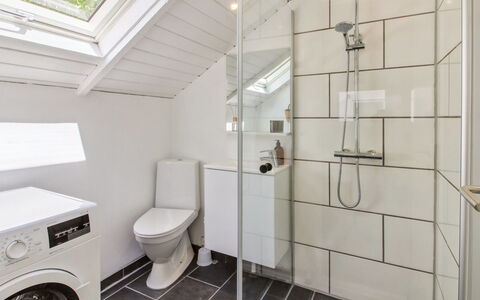Jaakob - 30Km from the Sea: Piso, Arreglo De Tubería, Suelo, Diseño De Interiores, Baño, Techo, Plomería, Lavabo, Grifo, Baño