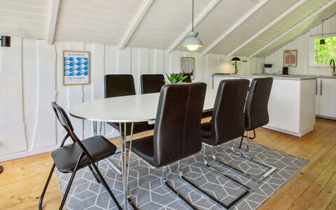 Jaakob - 30Km from the Sea: Mueble, Piso, Diseño De Interiores, Suelo, Techo, Cocina Y Comedor Mesa, Encendiendo, Comedor, Mesa, Silla