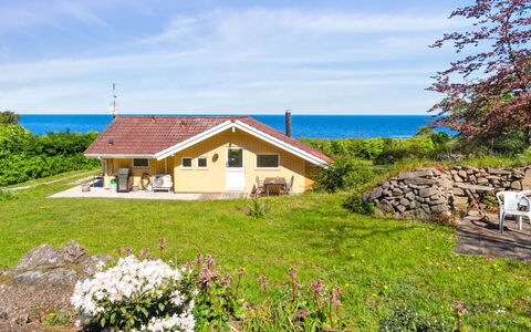 Henric - 75M from the Sea: Madera, Techo, Arquitectura, Casa, Casa, Cabaña, Vía Muerta, Madera Dura, Pendiente, Inmuebles