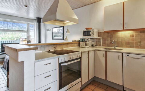 Rufina - 3.5Km from the Sea: Cocina, Mostrador, Piso, Diseño De Interiores, Suelo, Gabinetes, Madera, Techo, Aparato De Cocina, Mueble