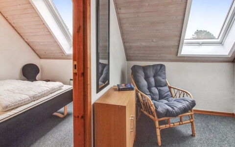 Rufina - 3.5Km from the Sea: Madera, Piso, Suelo, Mueble, Diseño De Interiores, Techo, Habitación, Madera Dura, Habitación, Cama