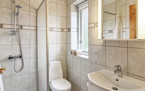 Rufina - 3.5Km from the Sea: Piso, Arreglo De Tubería, Suelo, Baño, Diseño De Interiores, Lavabo Del Baño, Baño, Lavabo, Asiento Del Baño, Plomería