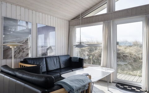 Merta - 150M from the Sea: Madera, Diseño De Interiores, Casa, Techo, Suelo, Mueble, Sala, Habitación, Sofá, Madera Dura