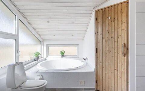 Merta - 150M from the Sea: Piso, Diseño De Interiores, Suelo, Pared, Arreglo De Tubería, Madera, Techo, Baño, Habitación, Encendiendo
