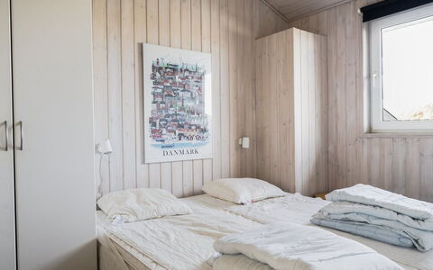 Merta - 150M from the Sea: Habitación, Cama, Pared, Sábana, Madera, Lecho, Suelo, Diseño De Interiores, Piso, Linos