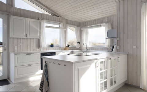 Merta - 150M from the Sea: Cocina, Mostrador, Diseño De Interiores, Gabinetes, Piso, Mueble, Techo, Suelo, Casa, Aparato De Cocina