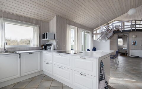 Merta - 150M from the Sea: Cocina, Madera, Piso, Diseño De Interiores, Mostrador, Techo, Suelo, Casa, Gabinetes, Mueble