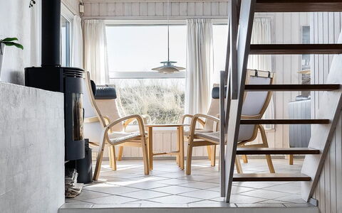 Merta - 150M from the Sea: Madera, Piso, Diseño De Interiores, Suelo, Suelos De Madera, Casa, Silla, Madera Dura, Manchas De Madera, Sala
