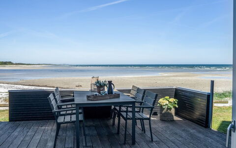 Eleanore - 25M from the Sea: Madera, Casa, Porche, Cubierta, Madera Dura, Techo, Manchas De Madera, Suelos De Madera, Eco Hotel
