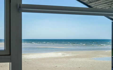 Eleanore - 25M from the Sea: Madera, Casa, Porche, Cubierta, Madera Dura, Techo, Manchas De Madera, Suelos De Madera, Eco Hotel