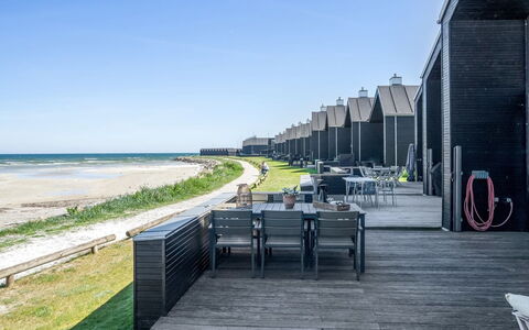 Eleanore - 25M from the Sea: Madera, Casa, Porche, Cubierta, Madera Dura, Techo, Manchas De Madera, Suelos De Madera, Eco Hotel