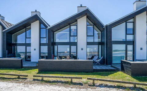Eleanore - 25M from the Sea: Madera, Casa, Porche, Cubierta, Madera Dura, Techo, Manchas De Madera, Suelos De Madera, Eco Hotel