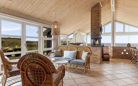 Aster - 150M from the Sea: Mueble, Diseño De Interiores, Madera, Techo, Piso, Suelo, Silla, Casa, Sala, Sofá