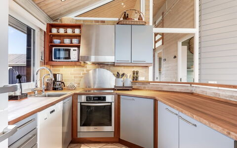 Aster - 150M from the Sea: Cocina, Aparato De Cocina, Mostrador, Diseño De Interiores, Piso, Gabinetes, Electrodoméstico, Madera, Techo, Mueble