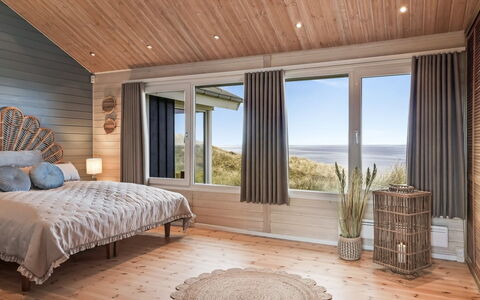Aster - 150M from the Sea: Diseño De Interiores, Mueble, Cama, Habitación, Piso, Suelo, Madera, Techo, Suelos De Madera, Sábana