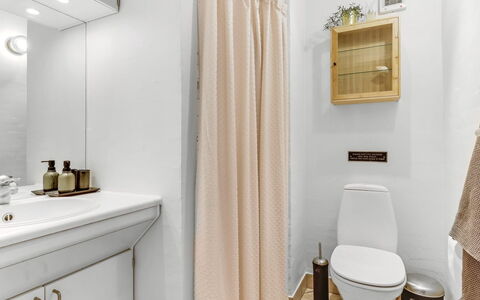 Aster - 150M from the Sea: Asiento Del Baño, Pared, Baño, Arreglo De Tubería, Baño, Diseño De Interiores, Piso, Suelo, Plomería, Lavabo
