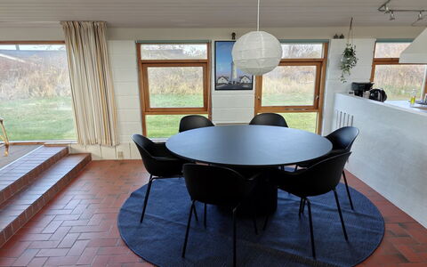 Hansen - 600M from the Sea: Mueble, Suelo, Piso, Diseño De Interiores, Madera, Suelos De Madera, Silla, Mesa, Cocina Y Comedor Mesa, Comedor