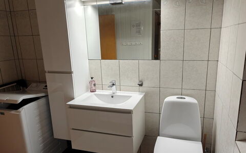 Hansen - 600M from the Sea: Piso, Arreglo De Tubería, Suelo, Lavabo Del Baño, Baño, Baño, Asiento Del Baño, Diseño De Interiores, Lavabo, Mueble De Baño