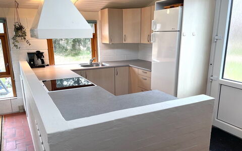 Hansen - 600M from the Sea: Mostrador, Piso, Mueble, Cocina, Madera, Suelo, Diseño De Interiores, Gabinetes, Aparato De Cocina, Habitación
