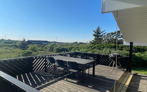 Hansen - 600M from the Sea: Madera, Cubierta, Tablón, Sombra, Madera Dura, Balcón, Estructura Al Aire Libre, La Luz Del Día, Manchas De Madera, Patio Interior