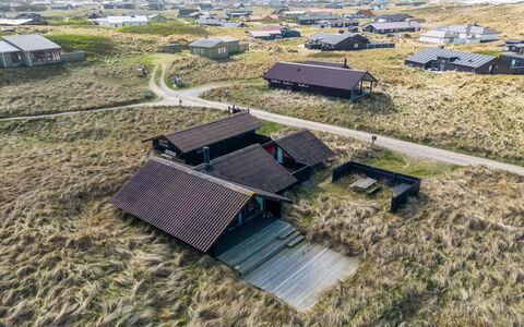 Thorfin - 100M from the Sea: Techo, Casa, Casa, Cabaña, Puerta, Vía Muerta, Cubierta, Porche, Tablón, Madera Dura