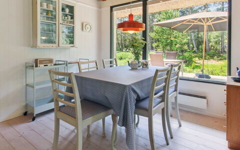 Kersta - 3.3Km from the Sea: Mueble, Diseño De Interiores, Silla, Piso, Mesa, Comedor, Cocina Y Comedor Mesa, Madera, Suelo, Techo