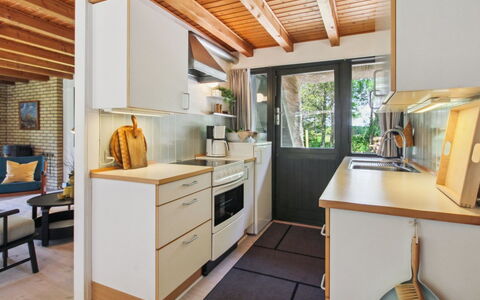 Kersta - 3.3Km from the Sea: Mostrador, Madera, Mueble, Cocina, Diseño De Interiores, Piso, Gabinetes, Suelo, Aparato De Cocina, Arreglo De Tubería
