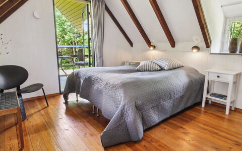 Kersta - 3.3Km from the Sea: Cama, Mueble, Diseño De Interiores, Piso, Habitación, Madera, Suelo, Suelos De Madera, Techo, Sábana