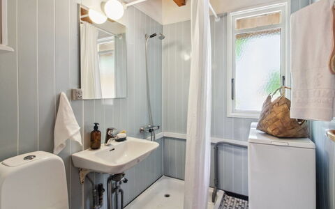 Kersta - 3.3Km from the Sea: Baño, Arreglo De Tubería, Pared, Diseño De Interiores, Lavabo Del Baño, Piso, Suelo, Lavabo, Baño, Plomería