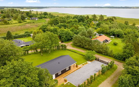 Skip - 300M to the Fjord: Mueble, Diseño De Interiores, Piso, Suelo, Techo, Habitación, Silla, Mesa, Departamento, Cocina Y Comedor Mesa