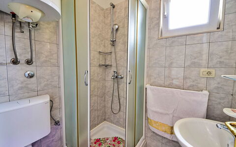 Omiš 110: Grifo, Arreglo De Tubería, Propiedad, Espejo, Lavabo, Alcachofa De La Ducha, Baño, Ducha, Lavabo Del Baño, Púrpura