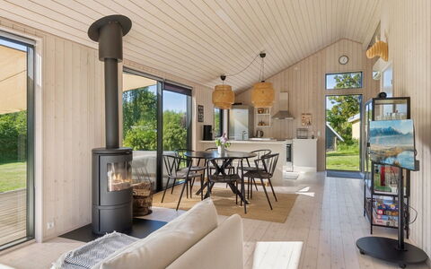 Cita - 350M from the Sea: Madera, Piso, Casa, Suelos De Madera, Porche, Madera Dura, Cabaña, Manchas De Madera, Cubierta, Cocina Y Comedor Mesa