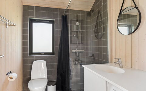Cita - 350M from the Sea: Pared, Diseño De Interiores, Piso, Arreglo De Tubería, Madera, Suelo, Baño, Baño, Plomería, Lavabo