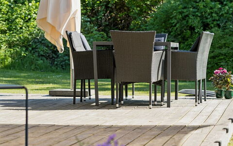 Cita - 350M from the Sea: Mueble, Mueble Para Exteriores, Silla, Sombra, Jardín, Mesa Al Aire Libre, Madera Dura, Manchas De Madera, Brazo, Patio