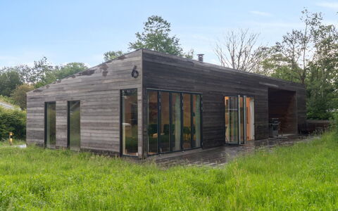 Zezilie - 500M from the Sea: Techo, Casa, Casa, Cabaña, Puerta, Vía Muerta, Cubierta, Porche, Tablón, Madera Dura