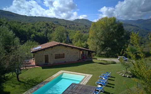 Casetta Verde: Nube, Planta, Cielo, Propiedad, Agua, Edificio, Azur, Montaña, Árbol, Piscina