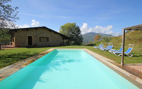 Casetta Verde: Agua, Nube, Cielo, Planta, Propiedad, Piscina, Edificio, Azur, Sombra, Árbol
