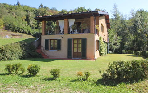 Casetta Verde: Planta, Propiedad, Cielo, Edificio, Ventana, Árbol, El Terreno Del Lote, Paisaje Natural, Cabaña, Casa