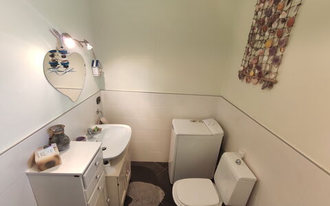 Panorama: Propiedad, Lavabo, Edificio, Diseño De Interiores, Encendiendo, Arreglo De Tubería, Silla, Lavabo Del Baño, Suelo, Casa