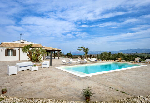 Villa Alcamo: Nube, Agua, Cielo, Planta, Piscina, Edificio, Azur, Árbol, Sombra, Arecales