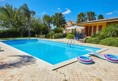 Villa Selinunte: Agua, Cielo, Planta, Nube, Edificio, Piscina, Azur, Ventana, Árbol, Sombra