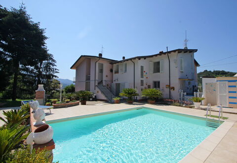 Casa Luigi: Agua, Planta, Cielo, Propiedad, Edificio, Piscina, Azur, Hierba, Árbol, Ocio