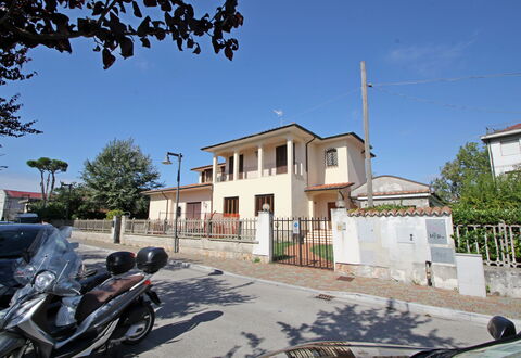 Appartamento Levante: Cielo, Edificio, Propiedad, Planta, Rueda, Ventana, Infraestructura, Superficie De La Carretera, Árbol