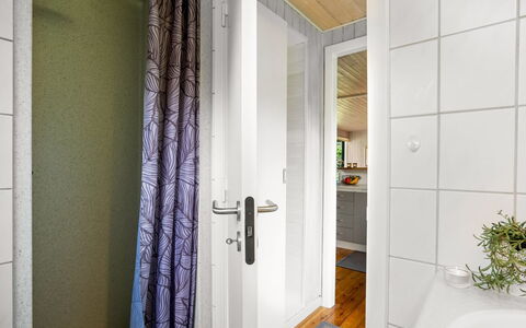 Bosse - from the Sea: Pared, Piso, Suelo, Madera, Diseño De Interiores, Arreglo De Tubería, Techo, Habitación, Puerta, Baño